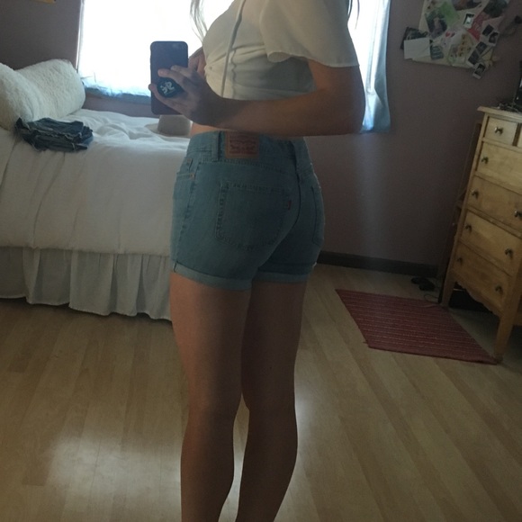 Levi's light wash roll-up shorts - Picture 4 of 4